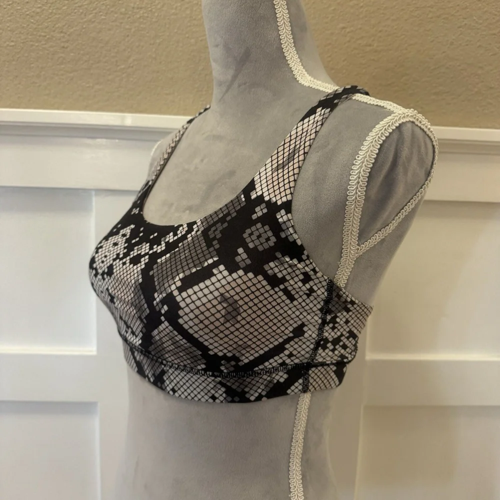 Lululemon Energy Bra Ziggy Snake Gray Black Print Strappy Back Size 4 With Pads